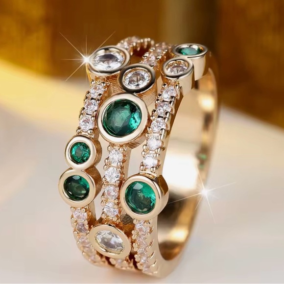 Jewelry - NEW Elegant Gold and Green Gemstone Ring